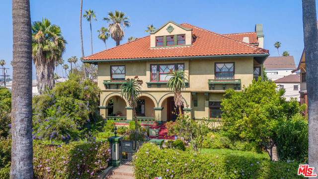 1049 Elden Avenue, Los Angeles CA: https://media.crmls.org/mediaz/6fc8c9a7-eaf7-4b12-931f-e43c734edc0c.jpg