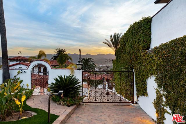 330 Kempton Road, Glendale CA: https://media.crmls.org/mediaz/6fc8dc2c-9ef6-4f05-90ff-506c2705897c.jpg