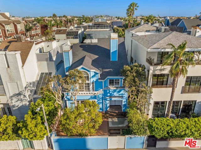134 Roma Court, Marina del Rey CA: https://media.crmls.org/mediaz/6fc99ed7-7d27-454b-b532-ec43110c0956.jpg