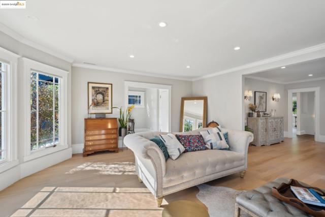 946 Alma Pl, Oakland CA: https://media.crmls.org/mediaz/6fca4db5-dd9a-45d9-99c3-257df76ff216.jpg