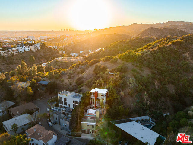 2738 Rinconia Drive, Los Angeles CA: https://media.crmls.org/mediaz/6fca989c-94ab-4dd9-b670-0bdb1666bd8e.jpg