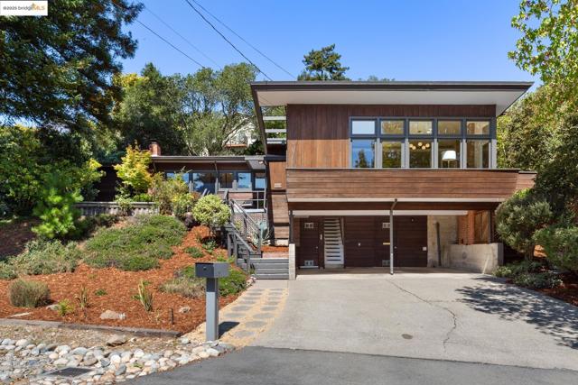 605 Plateau Dr, Kensington CA: https://media.crmls.org/mediaz/6fcbf5ae-1be8-4946-aac1-ef101616fd5d.jpg