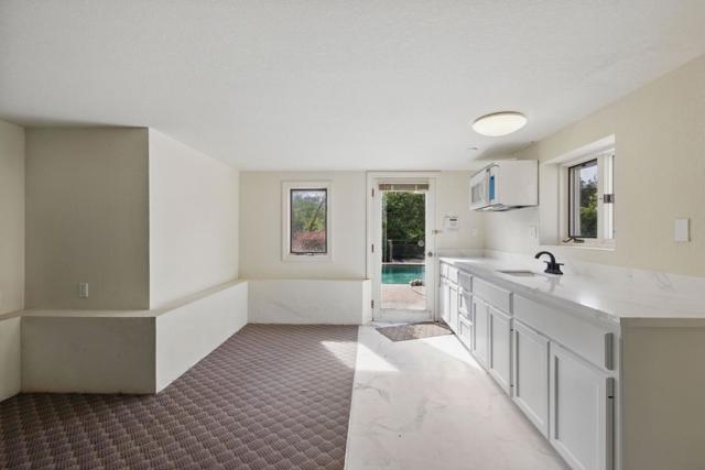1035 Macadamia Drive, Hillsborough CA: https://media.crmls.org/mediaz/6fcc2136-99d1-4f58-87c2-980ba74790e5.jpg