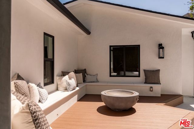 8819 Evanview Drive, Los Angeles CA: https://media.crmls.org/mediaz/6fcc290b-17d5-4fcf-a805-d224ef628934.jpg