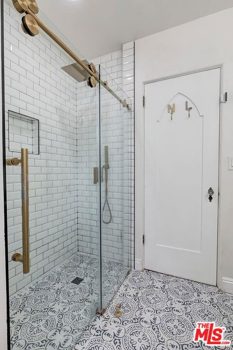 https://media.crmls.org/mediaz/6fcc9ff8-117b-4708-9ec5-40c8990b876f.jpg?preset=X-Large