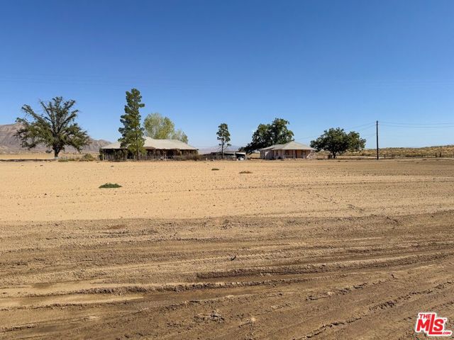 166 Russell Ranch Highway, New Cuyama CA: https://media.crmls.org/mediaz/6fcd158c-1bae-460b-b103-3fd78c0e0422.jpg