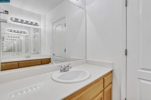 1186 Waverly Cir, Hercules CA: https://media.crmls.org/mediaz/6fd07dca-795a-498f-b620-08cba7e4f2cd.jpg