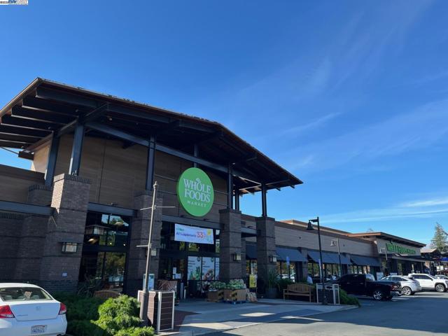 810 Oak Grove Rd, Concord CA: https://media.crmls.org/mediaz/6fd0e5b9-42fa-4918-839c-6952859b486e.jpg