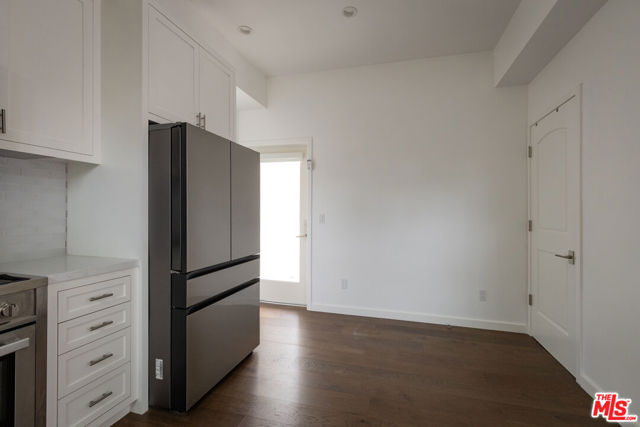24042 Killion Street, Woodland Hills CA: https://media.crmls.org/mediaz/6fd0fa0f-a973-4347-8ed0-6176b467d4df.jpg