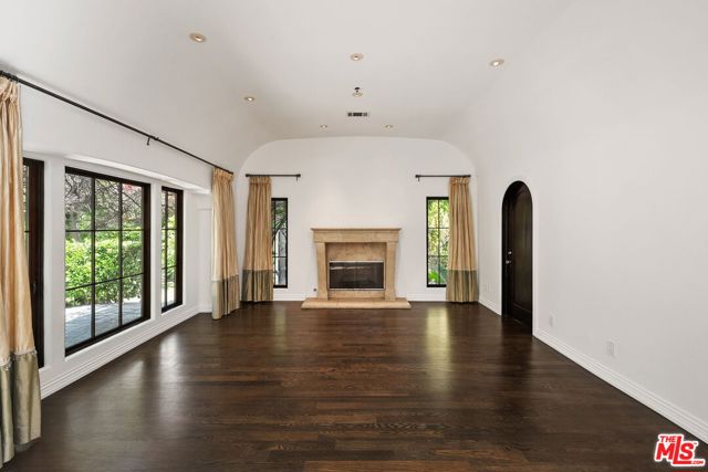 516 Lincoln Boulevard, Santa Monica CA: https://media.crmls.org/mediaz/6fd109a4-844a-4871-ac45-3f03016d6efa.jpg