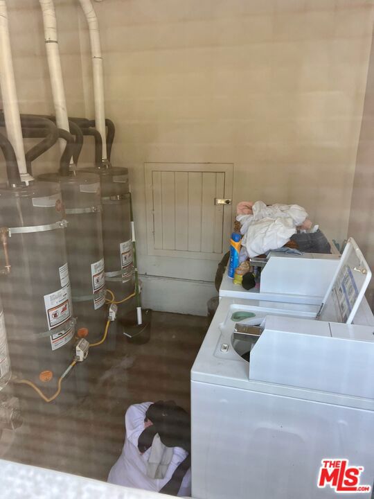 2333 S Garth Avenue, Los Angeles CA: https://media.crmls.org/mediaz/6fd132a9-d792-4773-aa7e-00aed5bff065.jpg