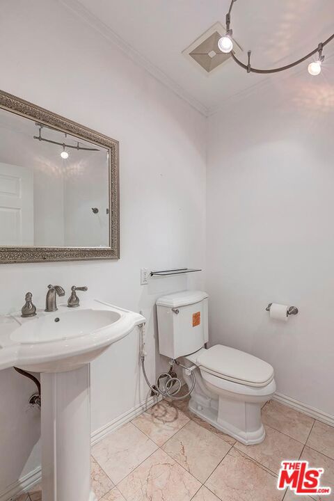 5049 Hesperia Avenue, Encino CA: https://media.crmls.org/mediaz/6fd22a81-3011-4a22-b0b3-176d9f222e01.jpg