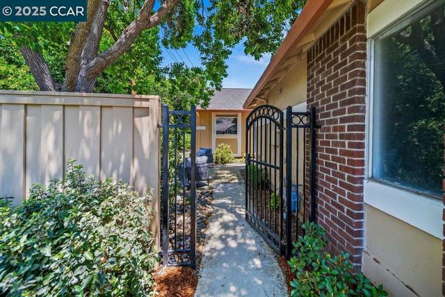 672 Savoy Ct, Walnut Creek CA: https://media.crmls.org/mediaz/6fd275a0-7980-4792-a286-86242d5e53c5.jpg
