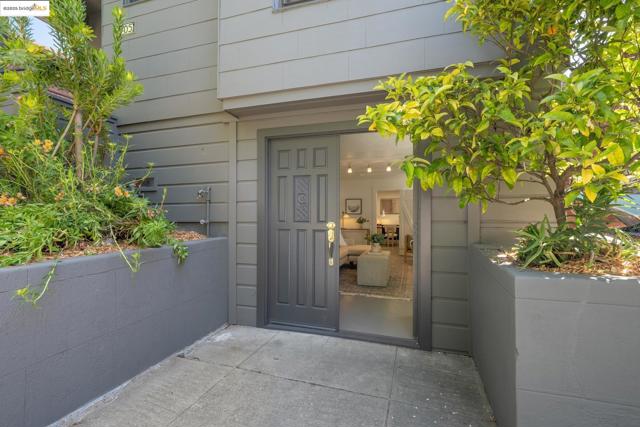 2705 Mathews St, Berkeley CA: https://media.crmls.org/mediaz/6fd34087-7dc3-43d6-b9b5-7e7999d30624.jpg