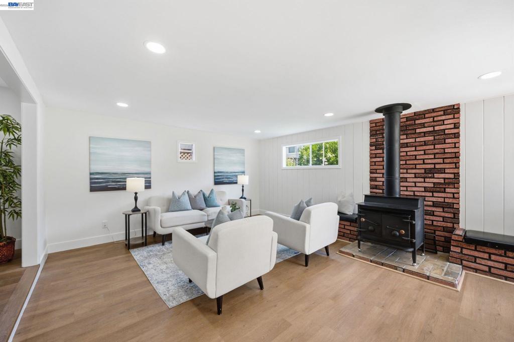 https://media.crmls.org/mediaz/6fd36f51-3b77-467b-b6d2-8a129dc41ff1.jpg?preset=X-Large