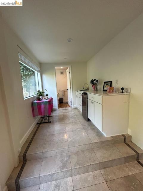 20 Bayshore TER, Tiburon CA: https://media.crmls.org/mediaz/6fd60e22-1edd-4221-b3d3-ce5a7c63c80a.jpg