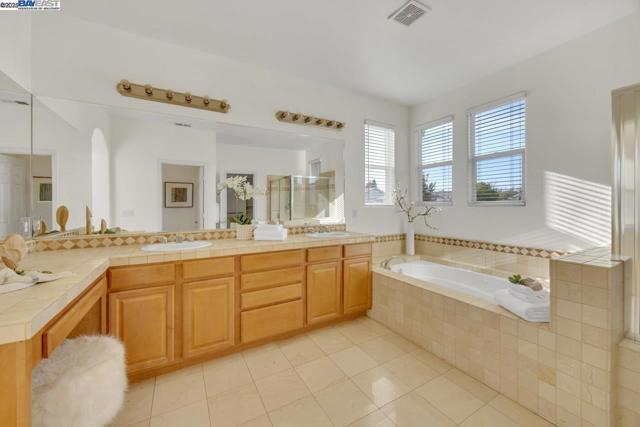1508 Whispering Oaks Way, Pleasanton CA: https://media.crmls.org/mediaz/6fd72201-49ac-430e-84da-a184402bad9b.jpg
