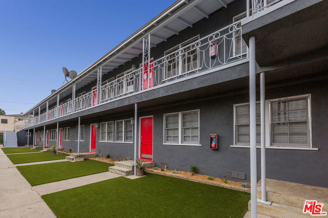 1430 Chestnut Avenue, Long Beach CA: https://media.crmls.org/mediaz/6fd91b1f-93ca-4dcd-814d-d7ee2a6cd495.jpg