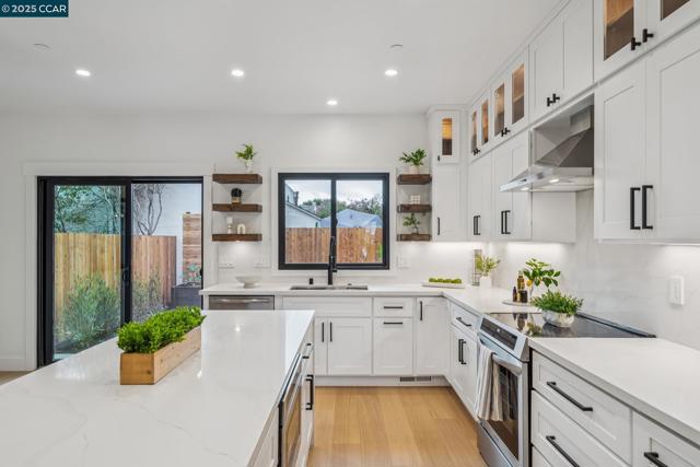 1126 Brighton Ave, Albany CA: https://media.crmls.org/mediaz/6fd977de-397e-4a25-b525-7dc536e7df26.jpg
