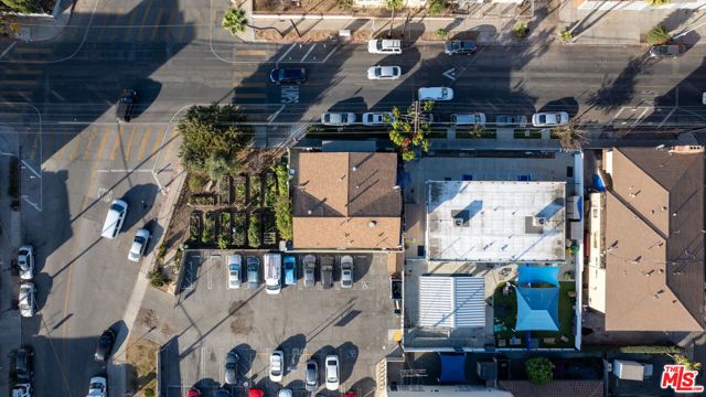 3166 San Marino Street, Los Angeles CA: https://media.crmls.org/mediaz/6fdb13b1-f2e6-40f2-85a1-023d7f1e23bd.jpg