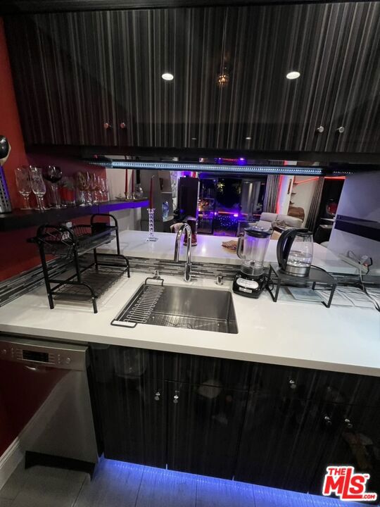 950 N Kings Road, West Hollywood CA: https://media.crmls.org/mediaz/6fdc3b57-89a8-4f31-a9b3-2e1bebf0147f.jpg