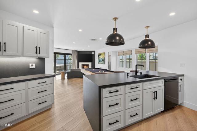3256 Ocean Drive, Oxnard CA: https://media.crmls.org/mediaz/6fdd866d-981d-4c37-bbba-da1c154baf17.jpg