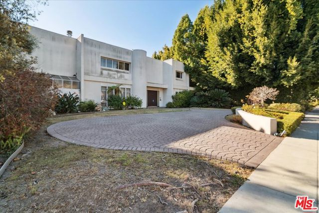 705 N Camden Drive, Beverly Hills CA: https://media.crmls.org/mediaz/6fde7d23-f2ce-42e4-86f7-94ef563a2b51.jpg