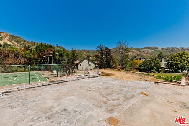 17706 Camino De Yatasto, Pacific Palisades CA: https://media.crmls.org/mediaz/6fdf6652-1302-4716-a176-d9bab96eef2a.jpg