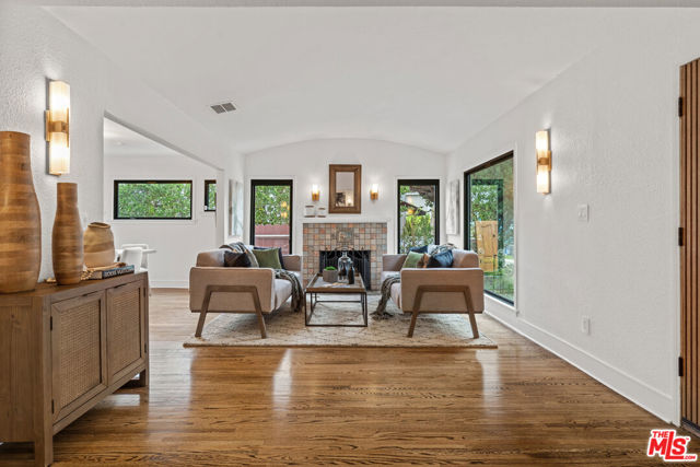 722 N La Jolla Avenue, Los Angeles CA: https://media.crmls.org/mediaz/6fdf98c5-fb2d-4d7a-b6aa-a107a36e5e81.jpg