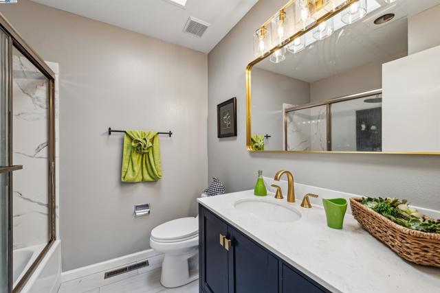 1026 Trellis Ln, Alameda CA: https://media.crmls.org/mediaz/6fe0b567-eb7d-4d36-9237-9d1784762eba.jpg