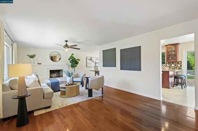2172 La Salle Dr, Walnut Creek CA: https://media.crmls.org/mediaz/6fe0cd33-f884-4a9a-8737-c5b10ac83a4d.jpg