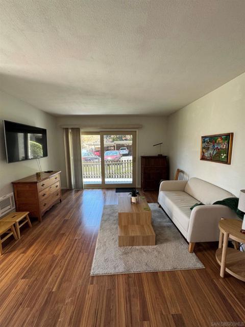432 Edgehill Ln, Oceanside CA: https://media.crmls.org/mediaz/6fe1280f-ad02-4973-9e95-275477d6ea7a.jpg