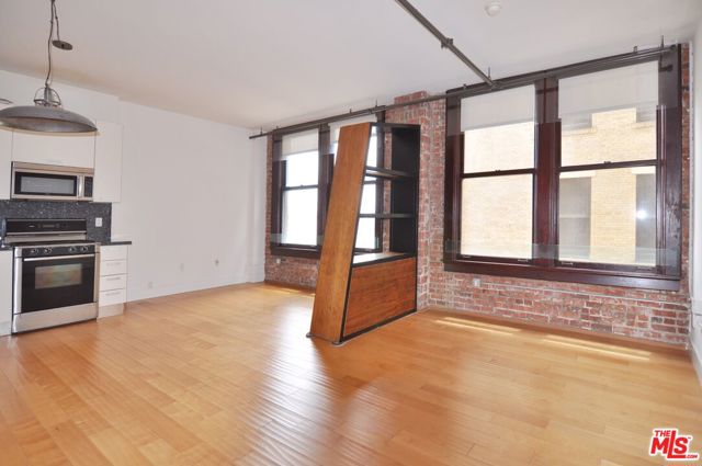 460 S Spring Street, Los Angeles CA: https://media.crmls.org/mediaz/6fe1ed74-8b21-4f2d-855c-bbb2e712ee98.jpg