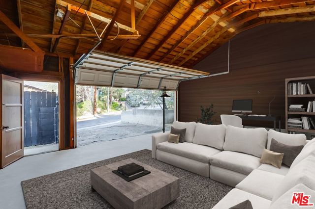 7951 Glenties Lane, Sunland CA: https://media.crmls.org/mediaz/6fe2c44e-0fec-4b39-80e4-61961296bf2c.jpg