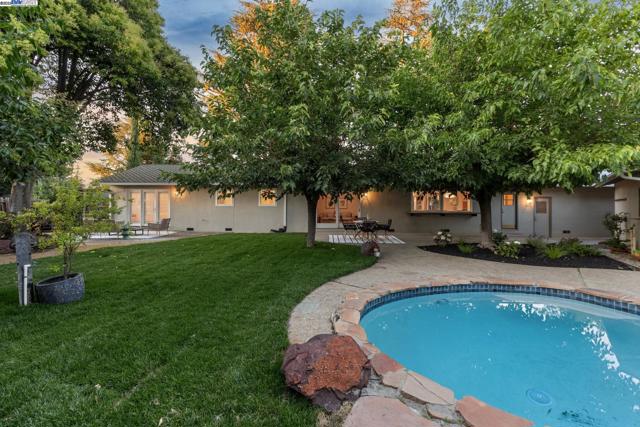 1515 Grove Way, Concord CA: https://media.crmls.org/mediaz/6fe40eee-2666-403c-8ca9-84736045e0bd.jpg