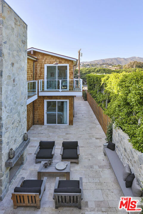 23812 Malibu Road, Malibu CA: https://media.crmls.org/mediaz/6fe46442-9ad4-4787-92fe-2e8b5bfad79e.jpg