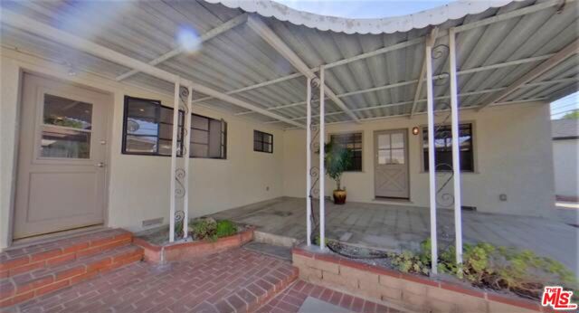 7800 Dunbarton Avenue, Los Angeles CA: https://media.crmls.org/mediaz/6fe536d3-e1ca-40a9-b79c-89d83071c376.jpg