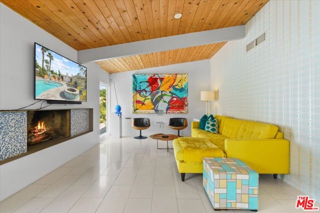 888 E Janet Circle, Palm Springs CA: https://media.crmls.org/mediaz/6fe67615-40d1-48cb-9f80-5c4ebcb17907.jpg