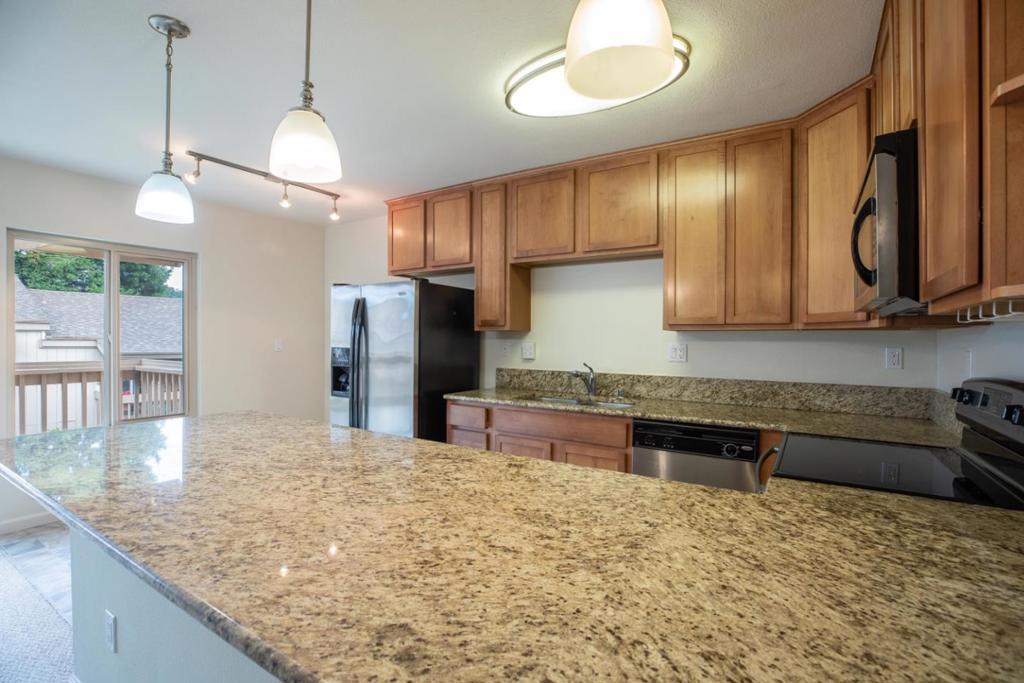 300 Glenwood Circle #258