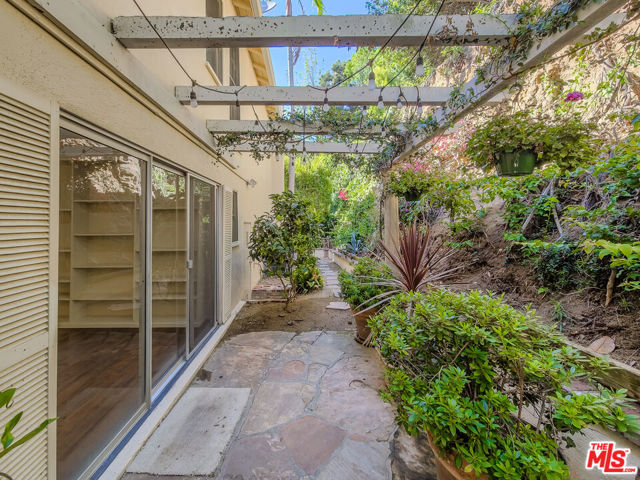 8967 St Ives Drive, Los Angeles CA: https://media.crmls.org/mediaz/6fe691cc-03da-48f2-9b48-439ae2bcecf3.jpg