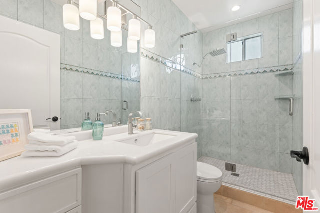 16979 Encino Hills Drive, Encino CA: https://media.crmls.org/mediaz/6fe8ae48-cd4f-4767-ad85-c9c24ce7aea6.jpg