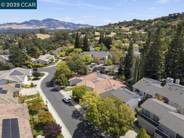 955 Camino Verde Cir, Walnut Creek CA: https://media.crmls.org/mediaz/6fe8de44-a0a9-4c72-b171-141fdba11d44.jpg