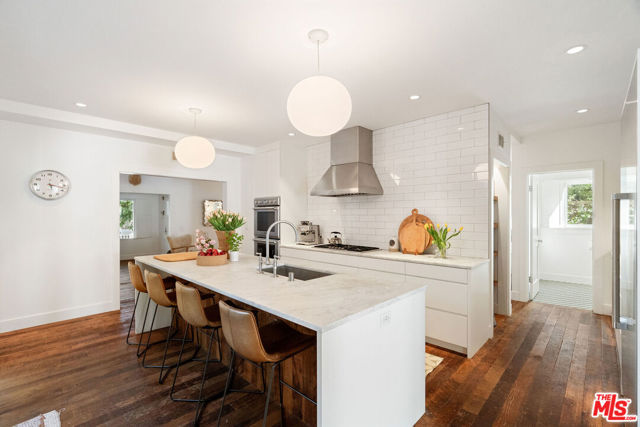 729 Superba Avenue, Venice CA: https://media.crmls.org/mediaz/6fe98374-54cf-4579-9075-b546c1a66118.jpg