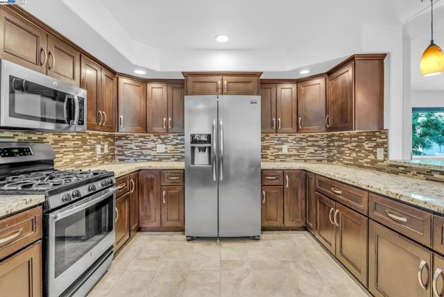 6400 Mokelumne Ave, Oakland CA: https://media.crmls.org/mediaz/6fe9beeb-9ca9-46e9-bfd9-58242d925be5.jpg