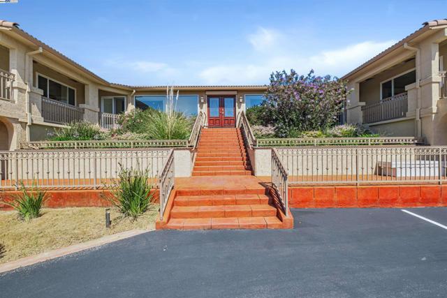41794 Vargas Rd, Fremont CA: https://media.crmls.org/mediaz/6feabc40-ad19-48ad-8cc5-900627c636e7.jpg