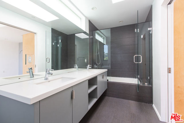 3907 De Longpre Avenue, Los Angeles CA: https://media.crmls.org/mediaz/6feafcea-aaf0-4758-8757-df39e52c675a.jpg