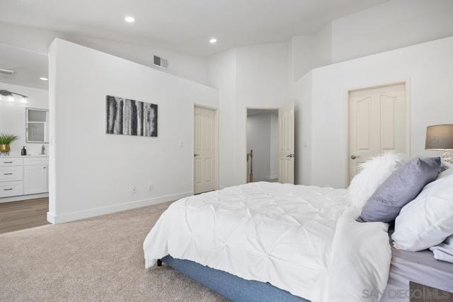 5125 Renaissance Ave, San Diego CA: https://media.crmls.org/mediaz/6feaff93-4df7-4ad8-b4df-bea59dd3745d.jpg