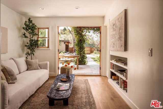 630 Brooks Avenue, Venice CA: https://media.crmls.org/mediaz/6feb53c9-f2fe-435e-afc6-a38de4423708.jpg