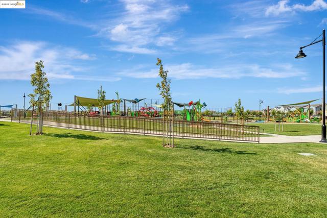 2281 Garden Farms Ave, Lathrop CA: https://media.crmls.org/mediaz/6fec0a7c-b3b4-4c80-8220-836509899385.jpg