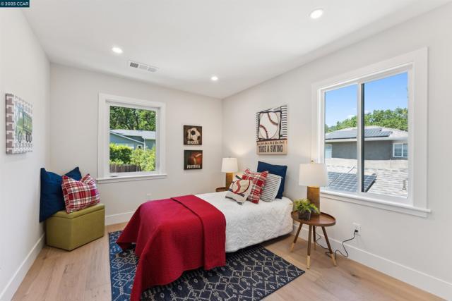 951 Yorkshire Ct, Lafayette CA: https://media.crmls.org/mediaz/6fec481e-04b6-4f33-9ce7-ae678774f7f7.jpg